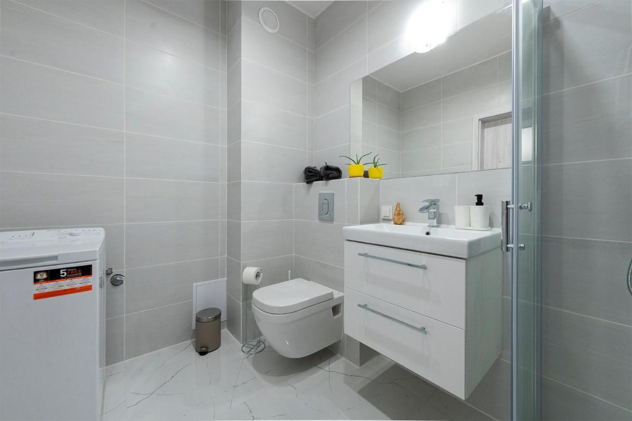 Luxury In City -3- Studio Bright & Secure Free Parking Lodz  Exterior photo